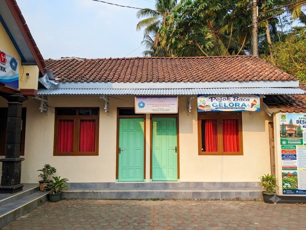 Balai desa dan perpustakaan desa